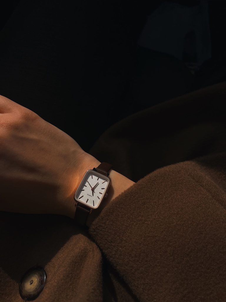 Mujer luciendo un reloj de pulsera — NEXO SV El Salvador