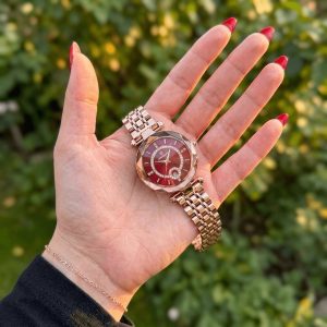 Reloj de mujer Carmesí en oro rosa con carátula roja y cristales — NEXO SV El Salvador